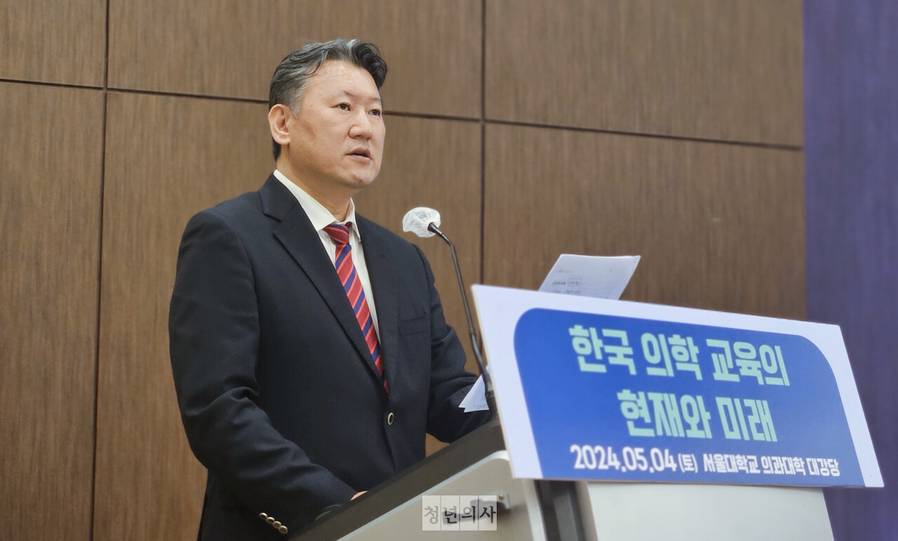 전국의과대학교수협의회가 의평원 평가를 거부한 경북대 홍원화 총장 탄핵을 요구했다. 사진은 전의교협 김창수 회장이 지난 5월 '한국 의학 교육의 현재와 미래'를 주제로 열린 토론회에서 개회사를 하는 모습(ⓒ청년의사).