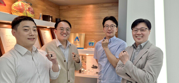 수상자 사진. (왼쪽부터) 박대웅 팀장, 최창우 상무, 양원동 팀장, 장민수 상무 (사진제공: 스카이랩스)