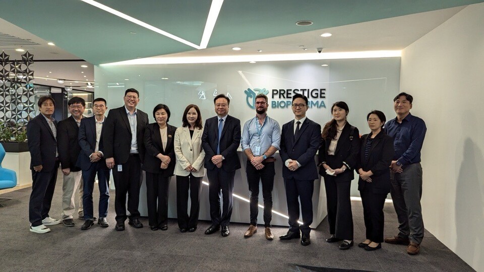 보건복지부 조규홍 장관이 싱가포르 과학기술청(A*STAR) 주요 요직자 8명과 함께 싱가포르 바이오폴리스에 위치한 프레스티지바이오파마 본사를 방문했다(프레스티지바이오파마 제공).