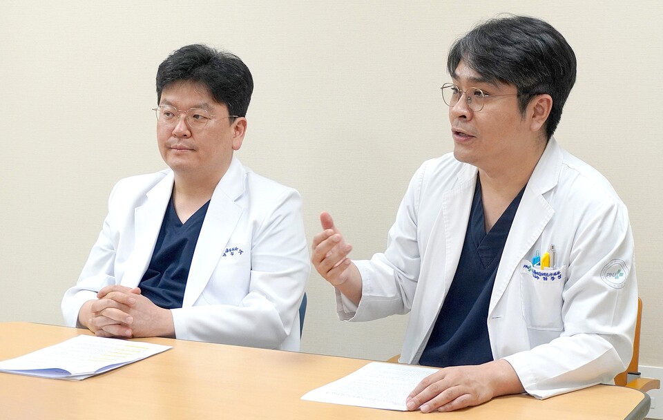 부산대병원 폐암 클리닉의 심장혈관흉부외과 조정수 교수(왼쪽)와 호흡기알레르기내과 엄중섭 교수(오른쪽) 모습.