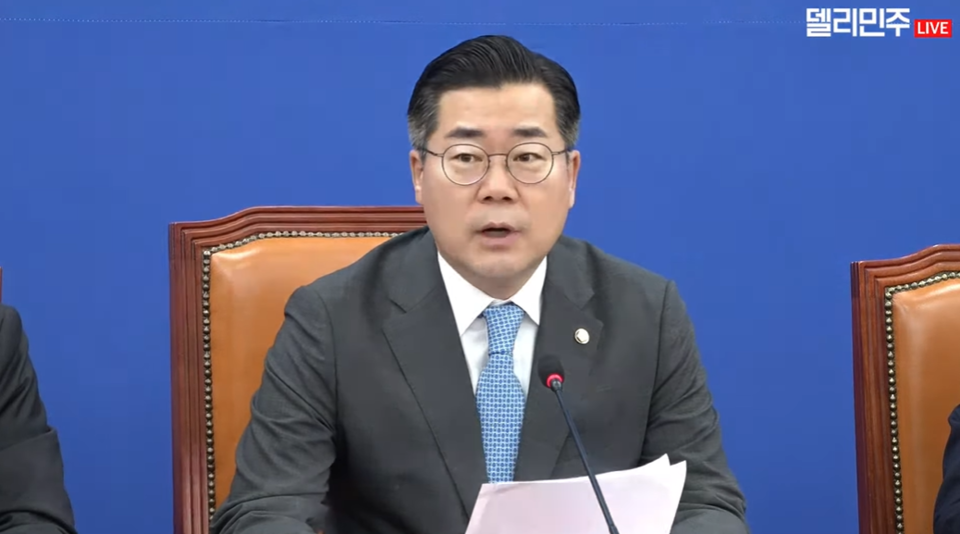 '방송 4법'에 대한 윤석열 대통령의 재의요구권 행사에 발끈한 더불어민주당이 간호법 등 민생법안 추진에 힘을 쏟겠다고 했다. 민주당 박찬대 원내대표는 13일 원내대책회의에서 이같이 말했다(사진출처: 더불어민주당 공식 유튜브 '델리민주' 캡쳐).