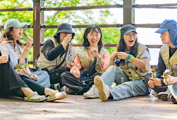 동아제약이 섬마을 봉사 단체 ‘섬즈업’에 자사 대표 제품인 박카스와 오쏘몰을 전달했다. 사진은 '섬즈업' 봉사 모습 (사진제공: 동아제약)