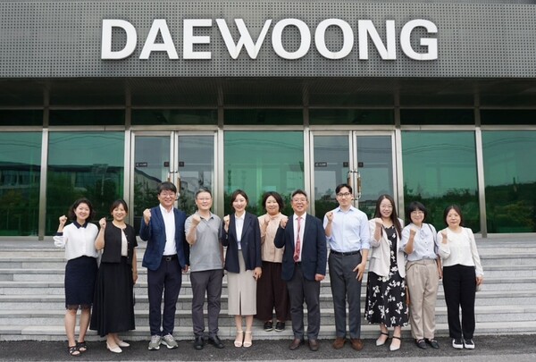 요녕대웅제약 및 선양다산연구소 관계자들이 협약 체결 후 기념촬영을 하고 있다. (왼쪽에서 네번째부터 심양다산연구소 염동 총경리, 대웅제약 글로벌사업본부 문지영 센터장) (사진제공: 대웅제약)