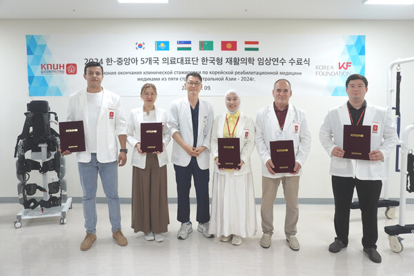 칠곡경북대병원 2024 한-중앙아시아 5개국 의료대표단 한국형 재활의학 임상연수 수료식 모습.