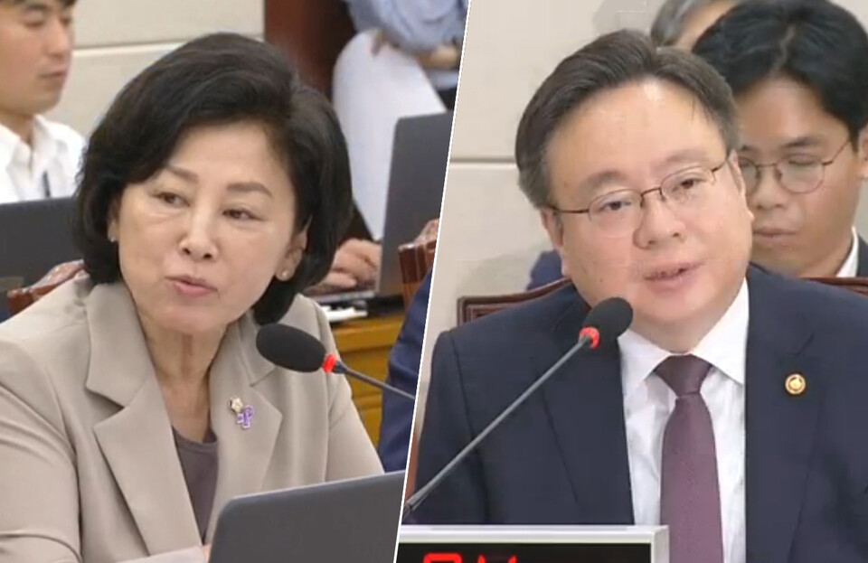 보건복지부 조규홍 장관(오른쪽)은 20일 국회 보건복지위원회 전체회의에서 2026학년도 의대 정원에 대한 더불어민주당 남인순 의원 질의에 의료계와 다시 논의할 수 있다고 답했다.