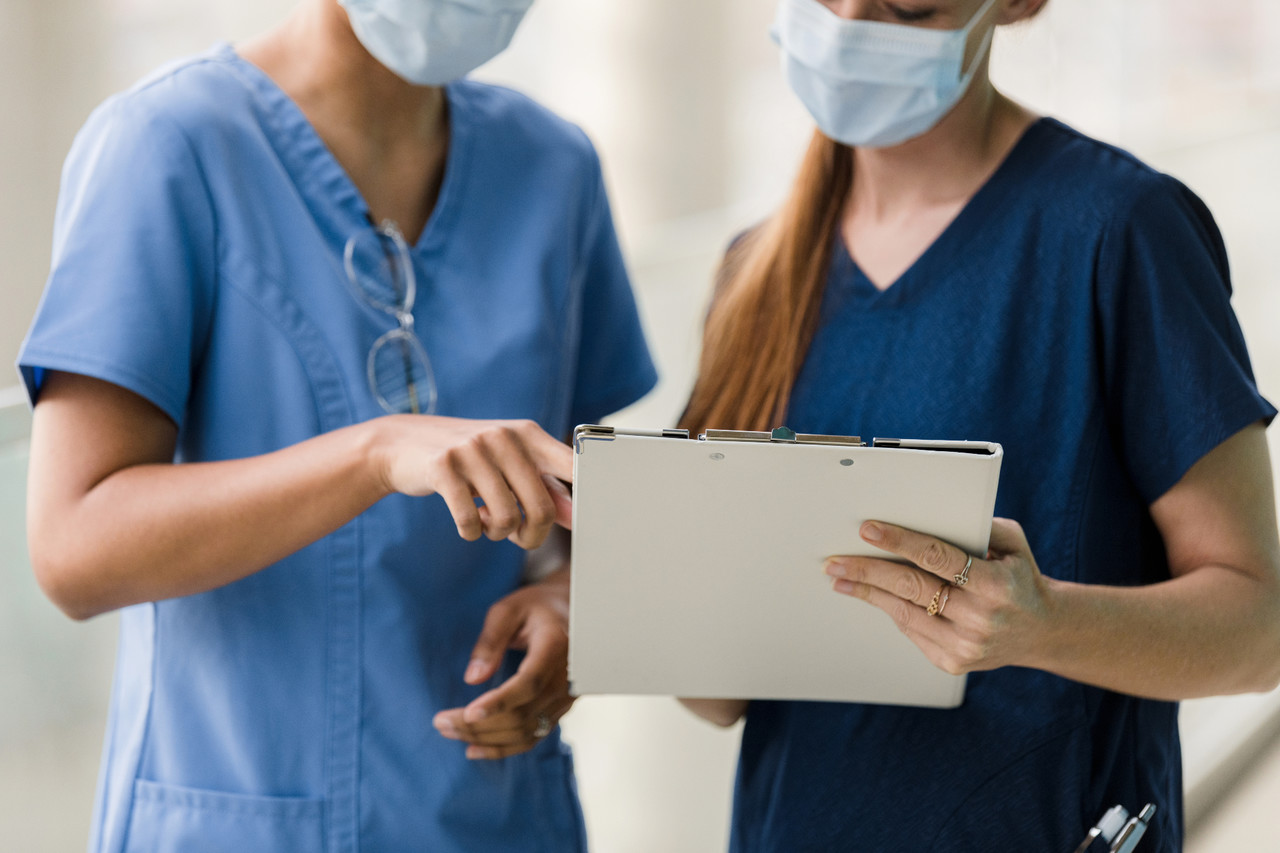 정부 여당이 추진하는 간호법안에 간호조무사 시험 응시 자격의 학력 제한을 확대하는 내용이 담기자 고등학교간호교육협회가 반발했다(사진출처: 게티이미지).