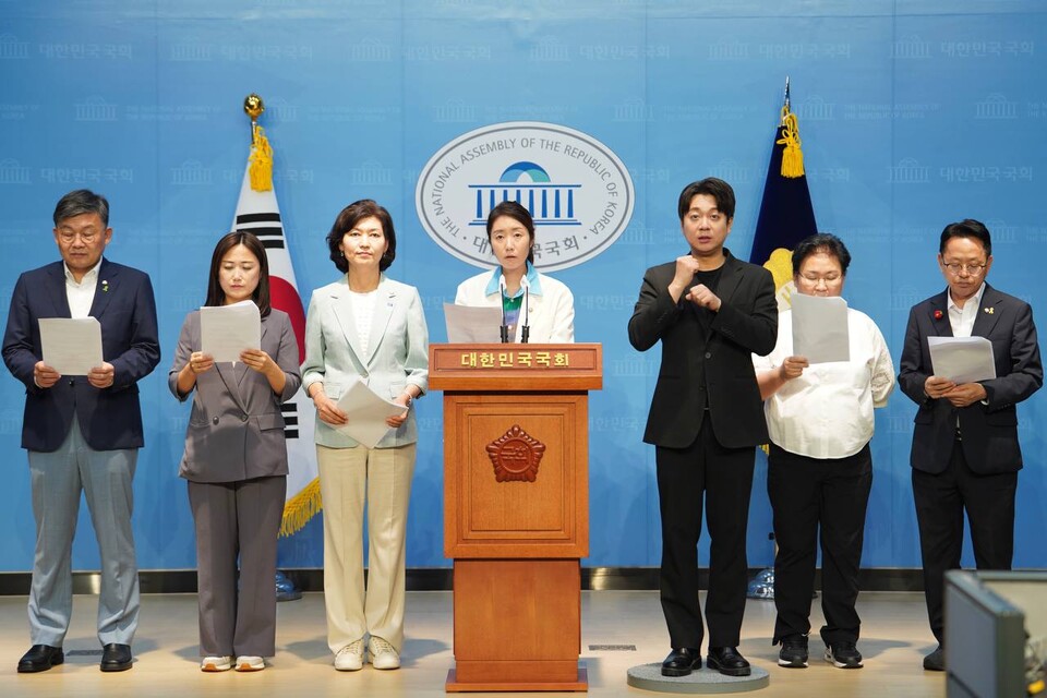 더불어민주당과 조국혁신당 소속 국회 교육위원회와 보건복지위원회 의원들이 윤석열 정부의 의대 정원 증원 졸속 추진이 확인됐다며 사과와 공론화위원회 구성을 통한 대책 마련을 촉구했다(사진 제공 : 민주당 강선우 의원실).