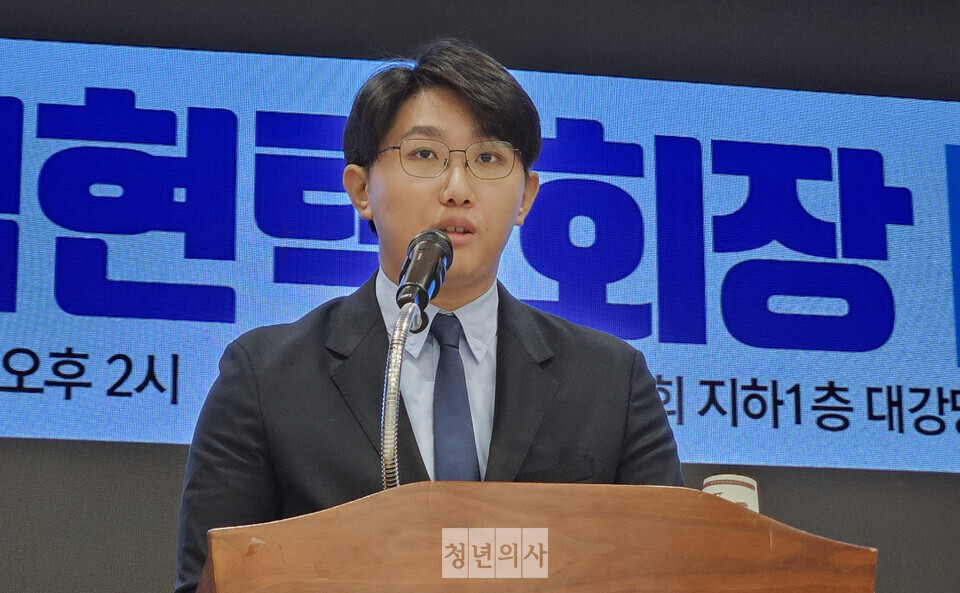 대한의사협회는 사직 전공의인 채동영 홍보이사 겸 부대변인과 전공의, 의대생 10명이 참여하는 (가칭)정책자문단을 하느 15일 기자회견을 열고 올특위 운영 방향을 밝혔다.