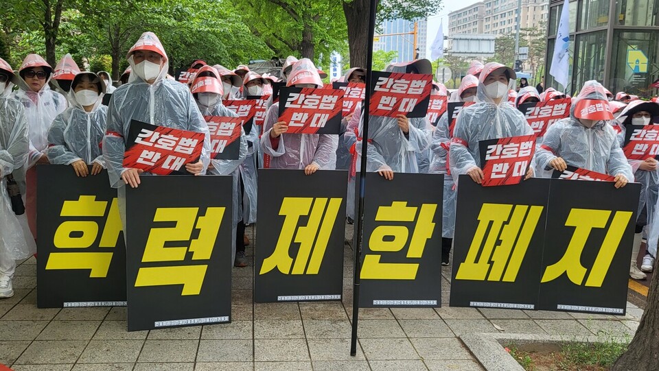 대한간호조무사협회가 간호조무사들이 시험응시자격으로 학력 차별을 겪고 있다는 게 거짓이라는 고등학교간호교육협회의 주장에 정면으로 반박했다(ⓒ청년의사),