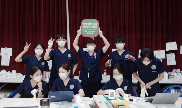 신신제약이 생명경외클럽의 무의촌 의료 봉사에 파스 등 의약품을 후원했다. (사진제공: 신신제약)