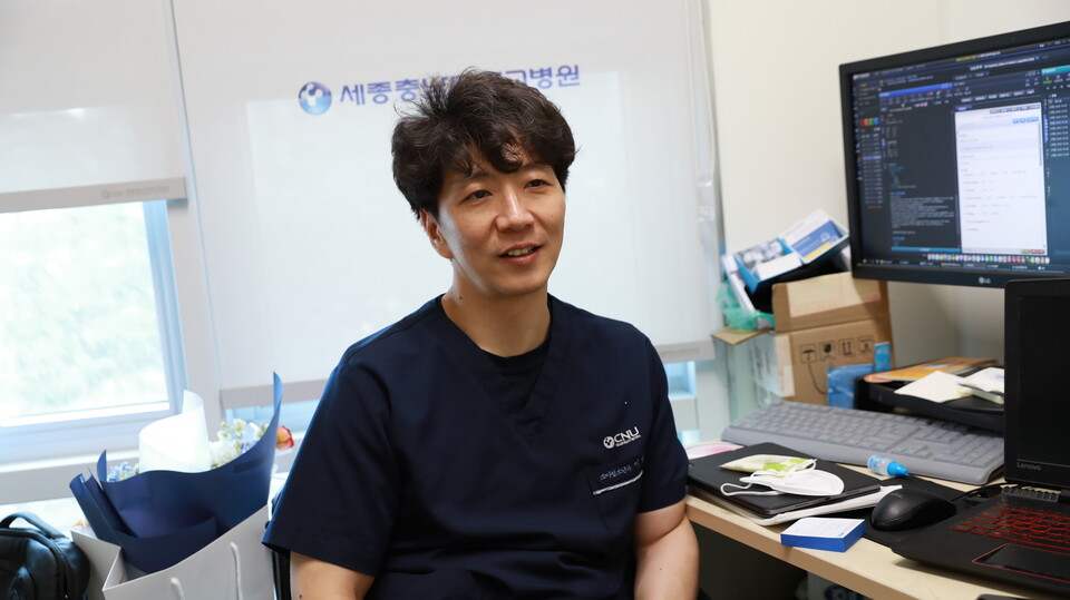 세종충남대병원 이병국 신생아중환자실장은 22주 3일 만에 태어난 410g 쌍둥이 형제를 살릴 수 있었던 배경에 수많은 의료진의 희생이 있었다고 했다(사진제공: 세종충남대병원).