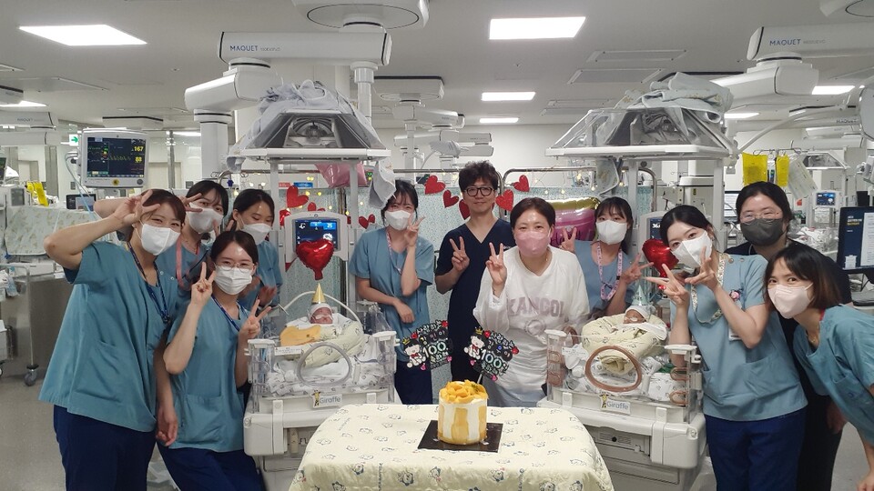 22주 3일에 410g으로 태어난 쌍둥이 형제의 100일도 신생아집중치료실에서 열렸다(사진제공:  세종충남대병원 이병국 교수).