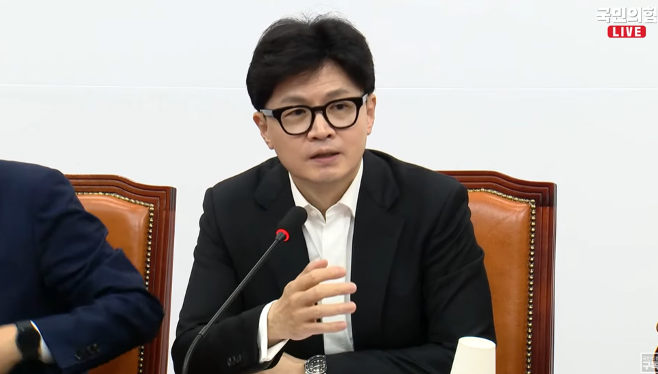 국민의힘 한동훈 대표가 2-26학년도 의대 정원 증원을 1년 유예하는 방안을 공식화한 것은 "보여주기식으로 갑자기 공개한 것은 아니다"라고 말했다(사진출처: 국민의힘 공식 유튜브 캡쳐).  