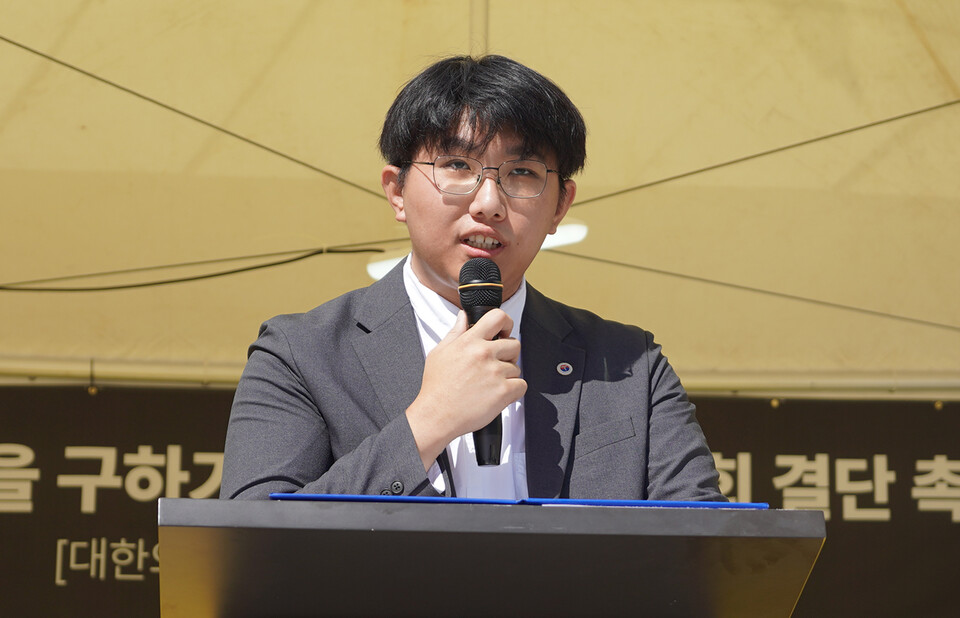 대한의사협회 채동영 홍보이사 겸 부대변인은 29일 언론브리핑에서 윤석열 정부가 의대 증원 정책을 강행하는 이유가 "숨겨왔던 의료영리화 야욕" 때문이라고 했다(사진제공: 의협).