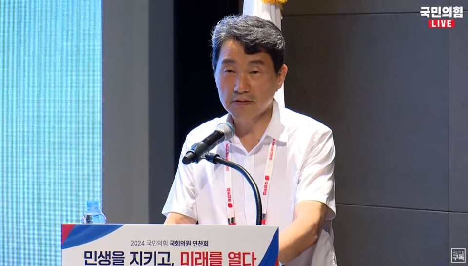 이주호 부총리 겸 교육부 장관이 국민의힘 연찬회에서 '6개월만 버티면 이긴다'는 취지로 한 발언을 했다가 논란이 일자 교육부가 해명에 나섰다(사진출처: 국민의힘 공식 유튜브 캡쳐).