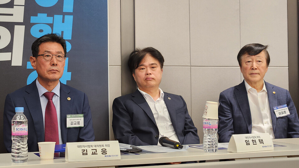 대한의사협회 임현택 회장은 31일 임총에 참석했지만 안건 논의 전 자리를 이동했으며 건강악화로 응급실로 이송됐다. 단식 6일째였다(ⓒ청년의사).