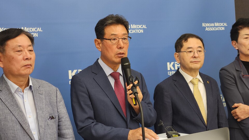 의협 대의원회 김교웅 의장은 31일 임총이 끝난 후 기자간담회를 갖고 임현택 회장과 대전협 박단 비대위원장 간 소통을 위한 가교 역할을 하겠다고 말했다(ⓒ청년의사).