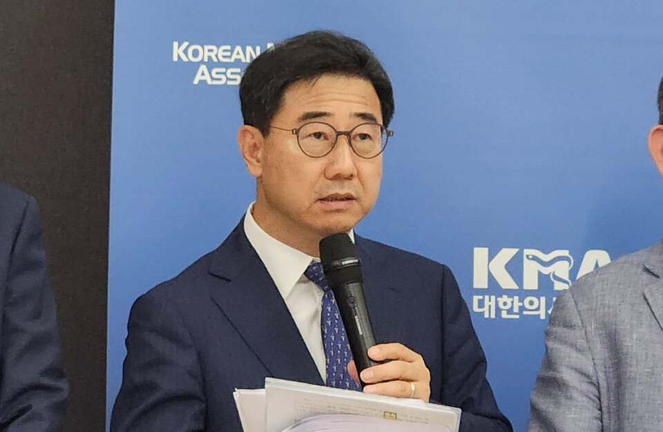 대한의사협회 대의원회 박형욱 부회장(단국의대 인문사회의학교실)는 개원 당시 아시아 최고였던 국립중앙의료원을 보건복지부가 관리하자 '이름 없는 병원'이 됐다고 비판했다(ⓒ청년의사).