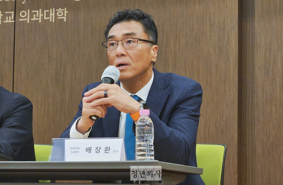 배장환 전 충북의대교수비대위원장은 2일 대한의사협회 대의원회 구성부터 바뀌어야 한다고 쓴소리했다.