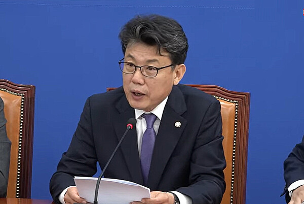 야당이 의료대란을 야기한 윤석열 정부를 향해 "정책 실패를 인정하고 사과하라"고 촉구했다(사진출처: 더불어민주당 공식 유튜브 갈무리).