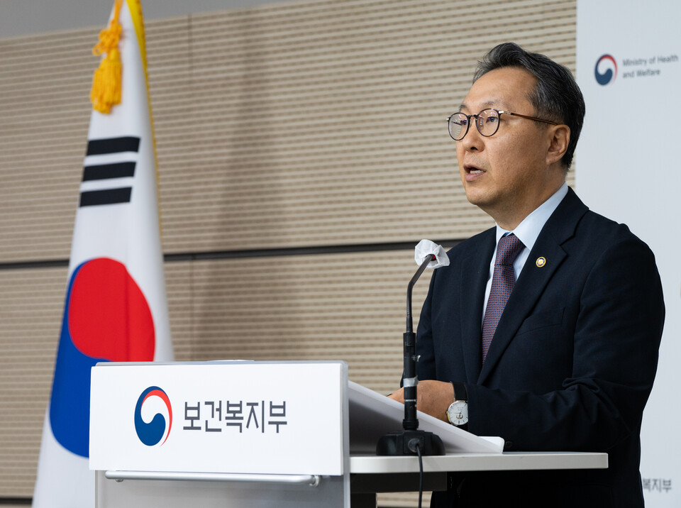 보건복지부 박민수 제2차관은 4일 오전 MBC 라디오 '김종배의 시선집중'에 출연해 의식불명이나 본인이 스스로 뭘 할 수 없는 마비상태 외 증상은 경증이라고 판단해야 한다고 했다. 사진은 지난 3일 응급의료 등 비상진료 대응 브리핑을 진행하는 박 차관 모습(사진 제공 : 보건복지부).