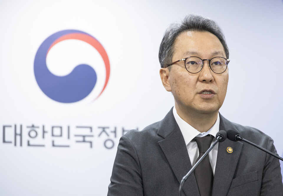 보건복지부 박민수 제2차관은 4일 오후 열린 '응급의료 등 비상진료 대응 관련 브리핑'을 통해 의료기관에 군의관을 투입해도 응급실을 모두 정상으로 돌릴 수는 없다고 인정했다(사진 제공 : 보건복지부).