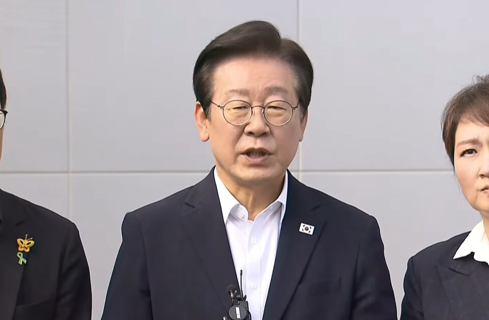 더불어민주당 이재명 대표는 4일 서울 성북구 고려대안암병원 권역응급의료센터를 방문한 후 의료 상황이 심각하다며 의대 정원 증원을 전면 재검토해야 한다고 말했다.