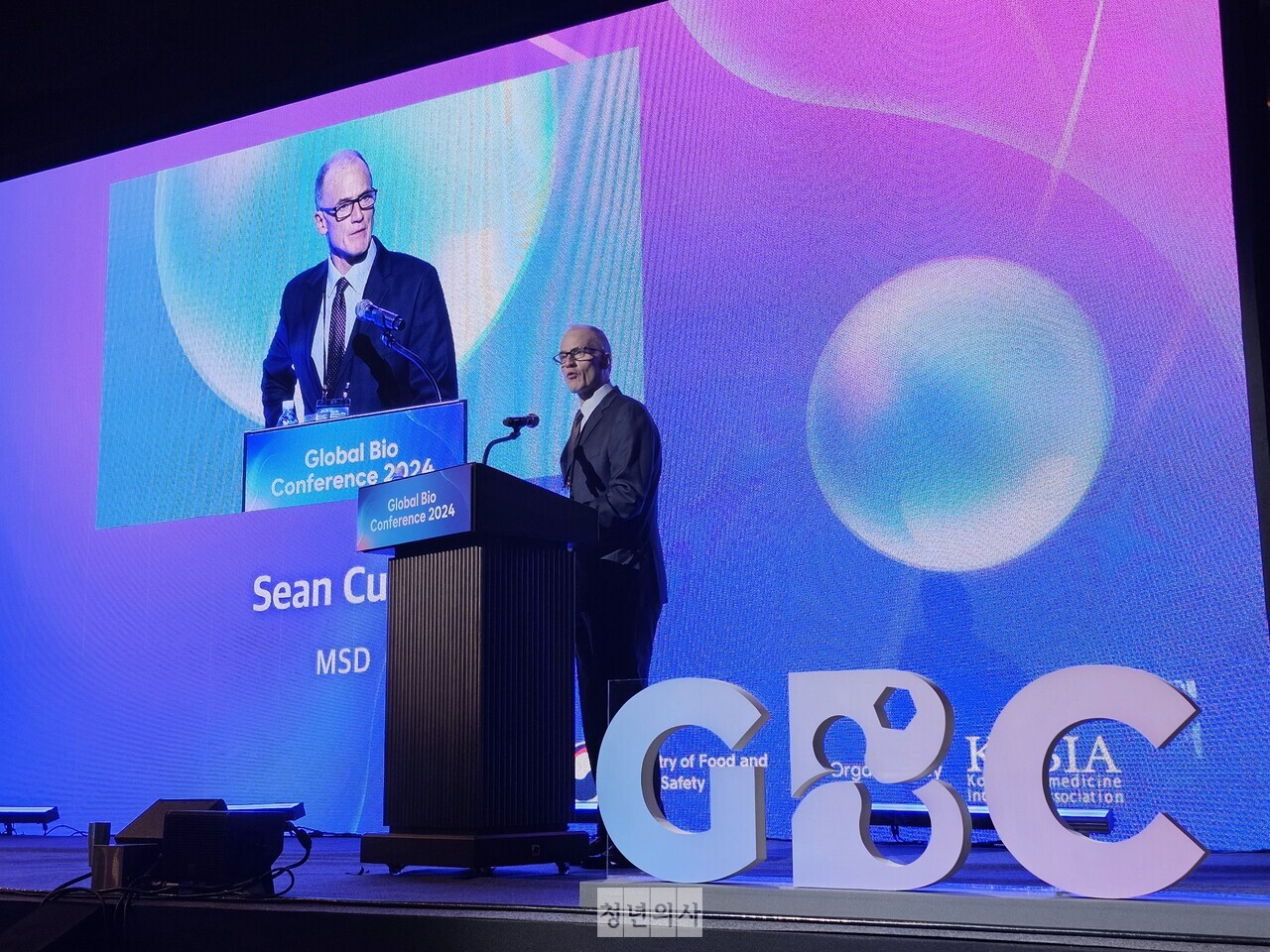 지난 4일 서울 그랜드 인터컨티넨탈 파르나스 호텔에서 열린 글로벌 바이오 콘퍼런스(GBC) 개막식에서 MSD 숀 커티스(Sean Curtis) 수석 부사장이 발표를 하고 있다(©️청년의사).