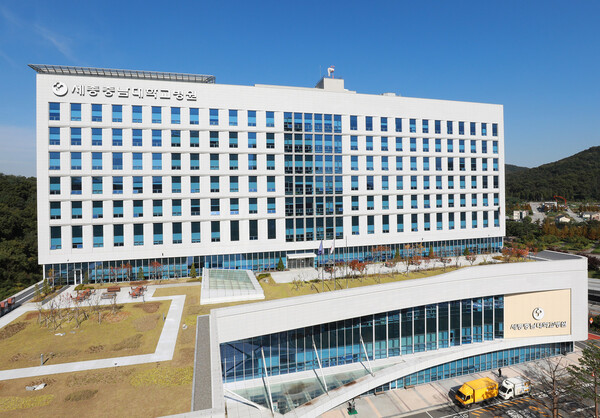 세종충남대병원이 파견 군의관 2명을 기존 근무지로 돌려보내고 인원수만큼 다시 파견 받을 수 있도록 세종시청에 '교체 요청'을 했다(사진제공: 세종충남대병원).