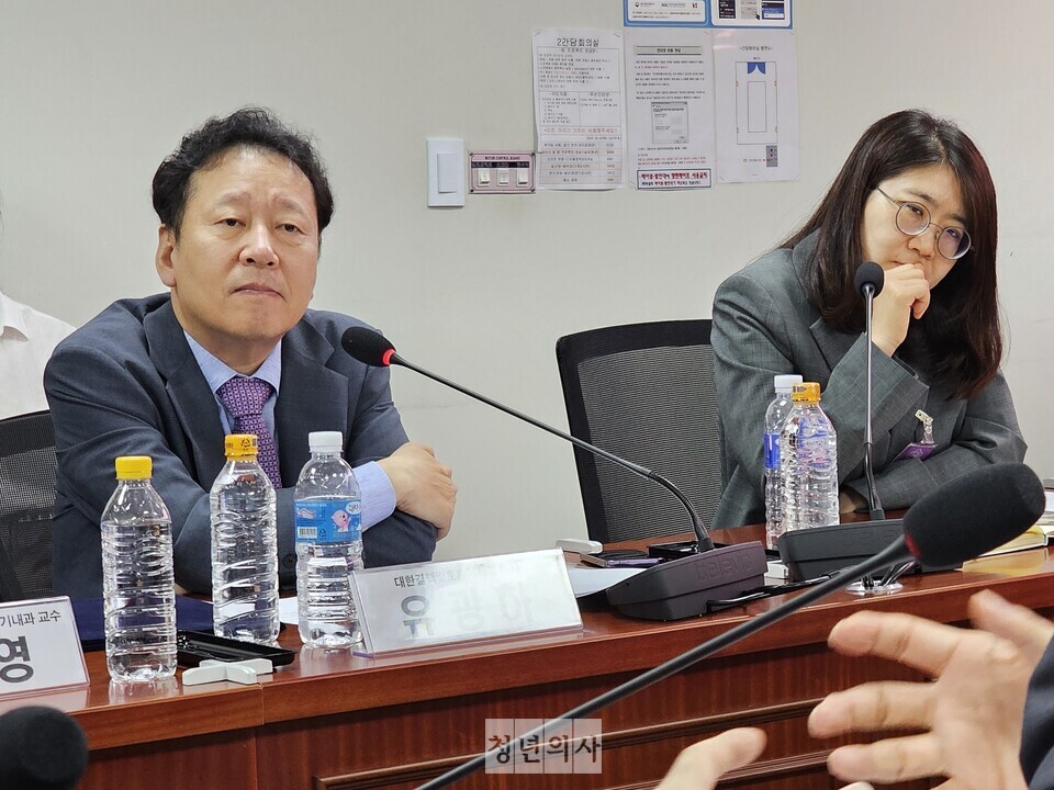 대한결핵 및 호흡기학회 유광하 이사(왼쪽)와 건국대병원 호흡기-알레르기내과 김유림 교수(오른쪽) 모습(©️청년의사).