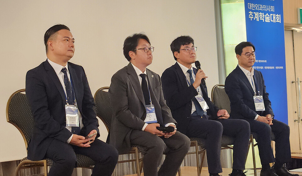 대한외과의사회는 8일 서대문구 스위스그랜드호텔 컨벤션센터에서 개최한 추계학술대회에서 의대 증원 사태에 대해 논의하는 시간을 가졌다. (왼쪽부터) 민호균 오미노외과의원 원장,  김종민 민병원 대표원장, 조항주 의정부성모병원 외상외과 교수, 박형욱 단국의대 인문사회학교실 교수(ⓒ청년의사). 