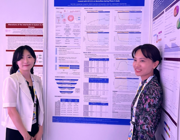 GC녹십자는 희귀 유전성대사질환학회 심포지엄 'SSIEM Annual Symposium 2024'에 참가해 헌터라제 3상 임상시험에 대한 장기 연장 임상 연구결과를 포스터로 발표했다. 삼성서울병원 소아청소년 내분비유전대사분과 조성윤 교수(오른쪽), 삼성서울병원 소아청소년 내분비유전대사분과 안윤지 임상강사 (사진제공: GC녹십자)