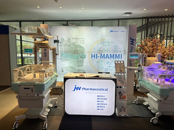 JW중외제약은 ‘제23차 아시아·오세아니아 주산의학학술대회(FAOPS 2024)’에 참가해 ‘하이-마미(HI-MAMMI) 하이브리드(JW-Hi7000) 보육기’를 소개했다. (사진제공: JW중외제약)