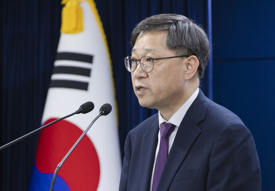 보건복지부 보건의료정책실 정윤순 실장은 10일 오후 열린 '응급의료 등 비상진료 대응 관련 브리핑'에서 응급의료센터가 충분한 인력을 확보할 수 있도록 정부가 인건비를 직접 지원하겠다고 밝혔다(사진 제공 : 보건복지부).