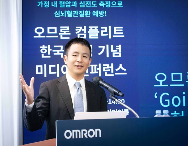 한국오므론헬스케어 아다치 다이키 대표가 발표를 진행하고 있다. (사진제공: 한국오므론헬스케어)