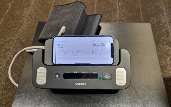 '오므론 컴플리트' 제품 사진