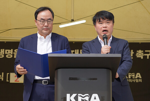 대한의사협회와 대한의학회·전국의과대학교수협의회·전국의과대학교수비상대책위원회가 국민 지지를 호소했다. 사진은 지난달 27일 기자회견에 나선 의협 임현택 회장(오른쪽)과 의학회 이진우 회장(사진제공: 의협).