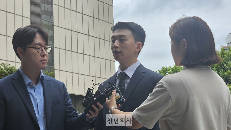 참고인 조사를 위해 경찰에 출두한 가톨릭중앙의료원 전공의협의회 김태근 대표가 정부 정책이 "불합리하며 젊은 세대에게 부담을 전가한다"고 직격했다(ⓒ청년의사).