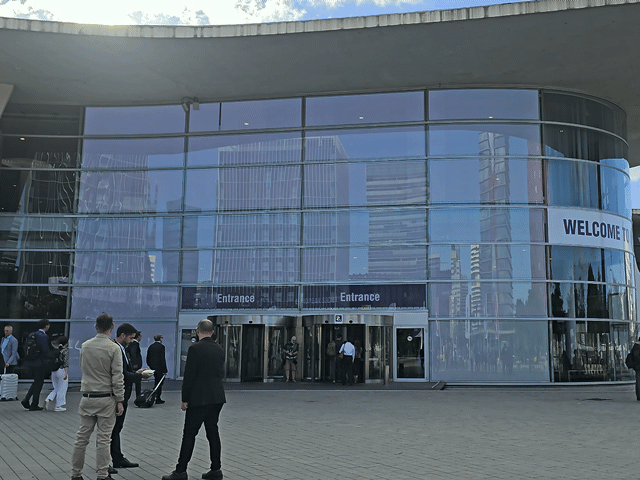 피라 바르셀로나 그란 비아 입구에 설치된 ESMO 2024 전광판. 