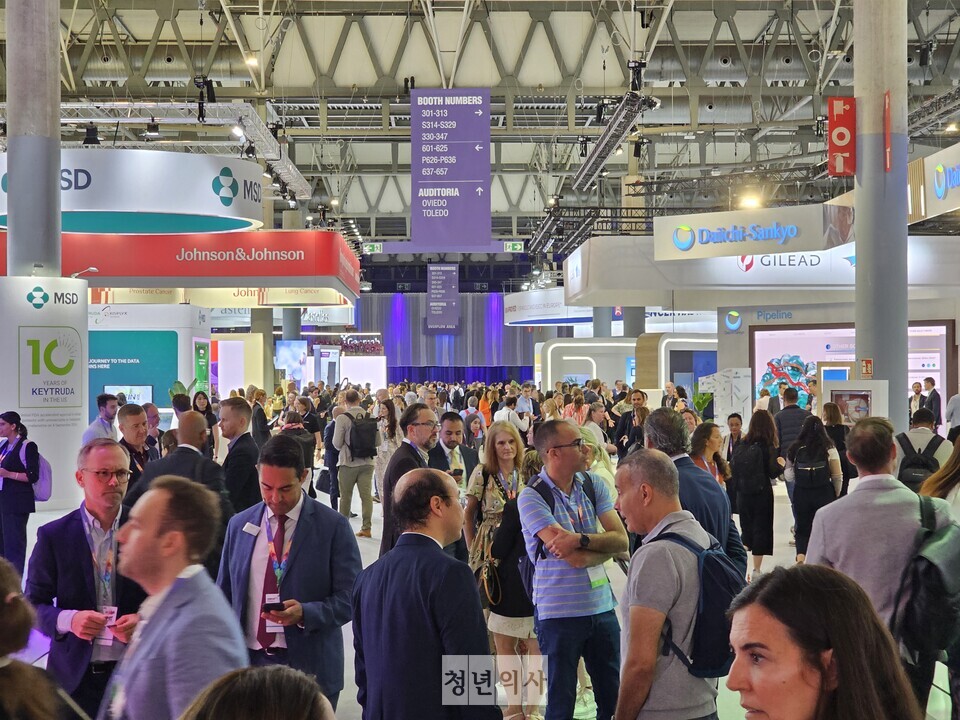 유럽종양학회 연례학술대회 전시홀은 첫날부터 많은 인파로 붐비며 활기가 넘쳤다.