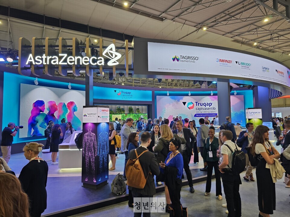 아스트라제네카 부스 모습. 타그리소(성분명 오시머티닙), 임핀지(성분명 더발루맙)‧이뮤도(성분명 트렐멜리무맙), 린파자(성분명 올라파립), 엔허투(성분명 트라스투주맙 데룩스테칸), 티루캡(성분명 카피바설팁) 등을 소개하고 있다. 
