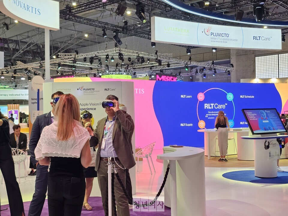 이번 행사에서는 VR 기술을 활용해 자사의 기술이나 파이프라인을 소개하는 전시 부스가 눈에 띄었다. 사진은 노바티스가 애플 비전프로를 활용해 플루빅토(성분명 루테튬비피보타이드테르라세탄), 루타테라(성분명 루테튬옥소도트레오타이드) 등 자사 방사성의약품(RPT) 제품을 소개하는 모습.