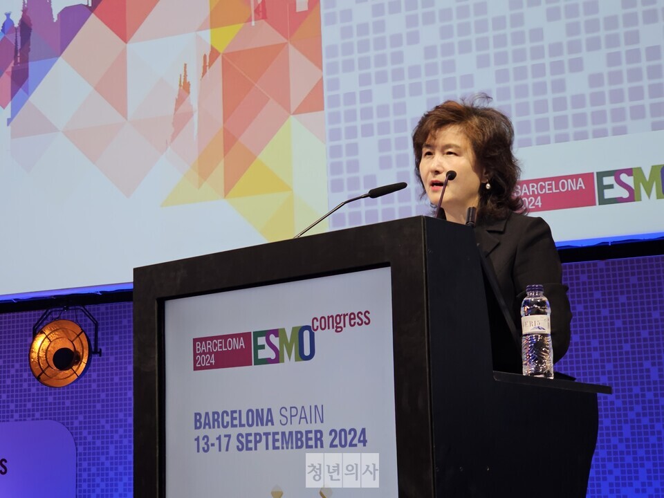 삼성서울병원 혈액종양내과 안명주 교수가 유럽종양학회 '여성을 위한 종양학상'을 수상한 뒤 소감을 밝히고 있다. 