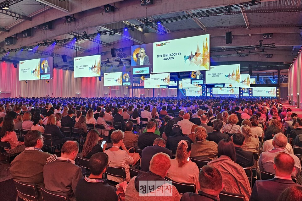 지난 13일(현지시간) 유럽종양학회 연례학술대회 개막 첫날 진행된 오프닝 세션에서 수많은 참가자들이 안명주 교수의 수상 순간을 지켜봤다.