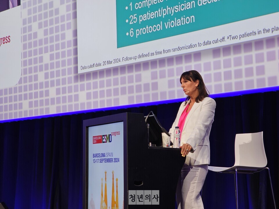 베네토 종양학 연구소 사라 로나르디(Sara Lonardi) 박사가 KEYNOTE-811 연구 OS 최종 분석 결과를 발표하고 있다. 