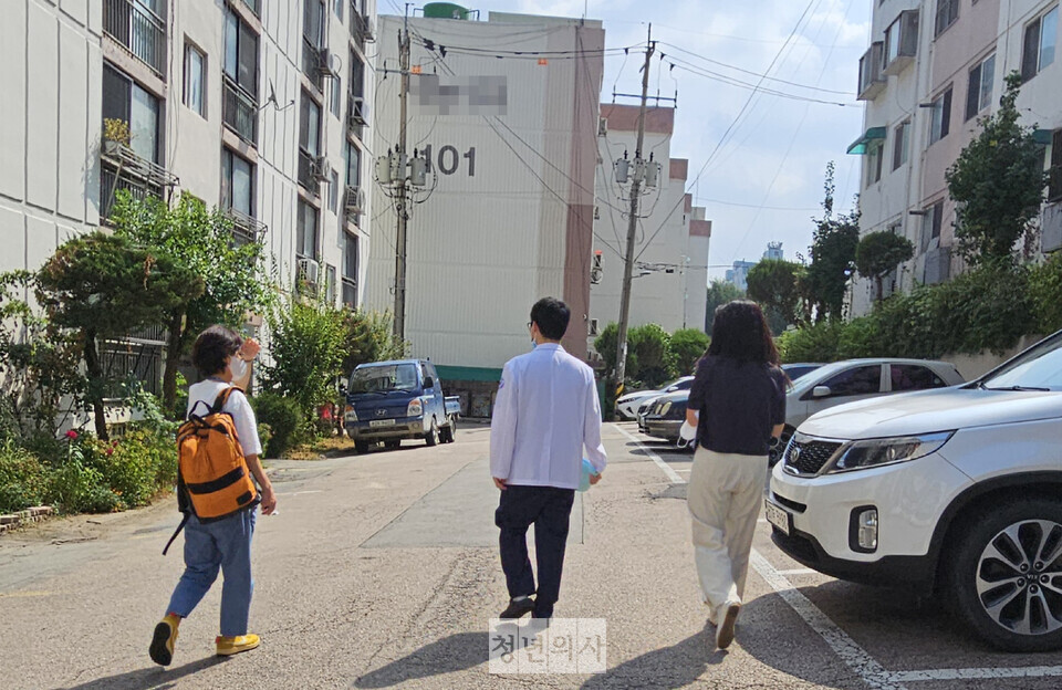 방문진료는 이제 한 의료기관의 의지에만 기대서는 안 된다. 방문진료 의사가 "찾아가야 할 곳이 정말 많다." 진료를 마치고 다음 가정으로 이동하는 신천연합병원 방문진료팀(ⓒ청년의사).