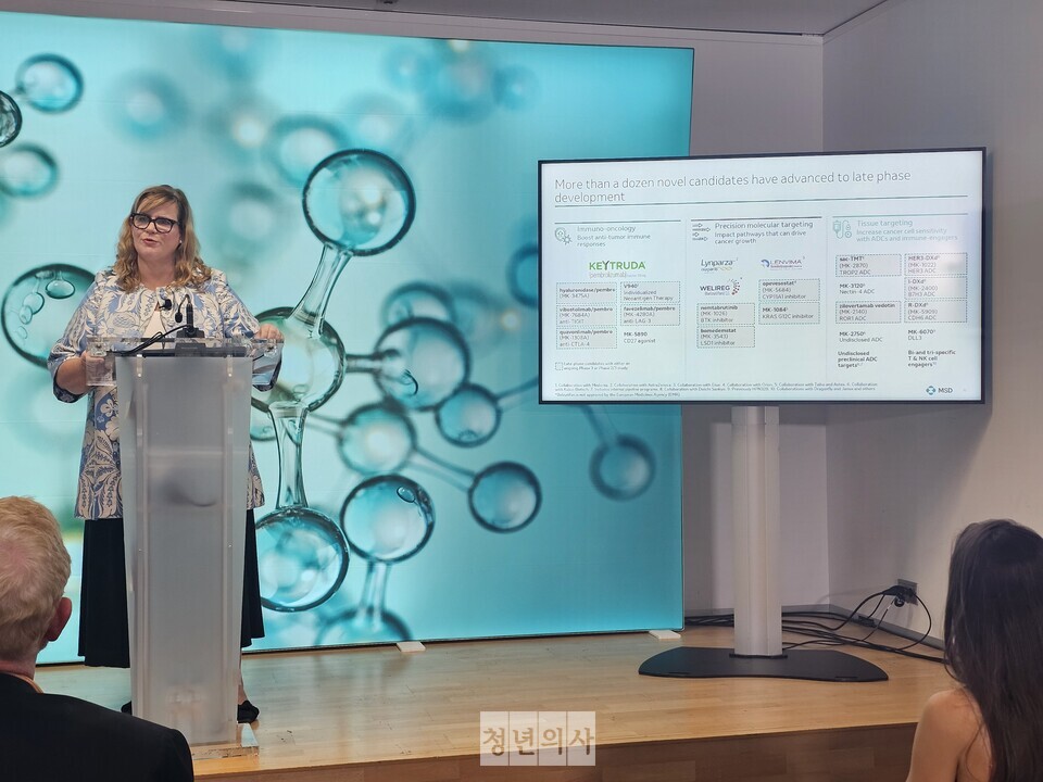 지난 16일 MSD 글로벌 항암제 부문 글로벌 임상 개발 책임자 마조리 그린(Marjorie Green) 수석 부사장이 MSD ESMO 2024 언론 브리핑에서 키트루다 피하주사 제형을 비롯한 후기 임상 단계 파이프라인을 소개하고 있다. 