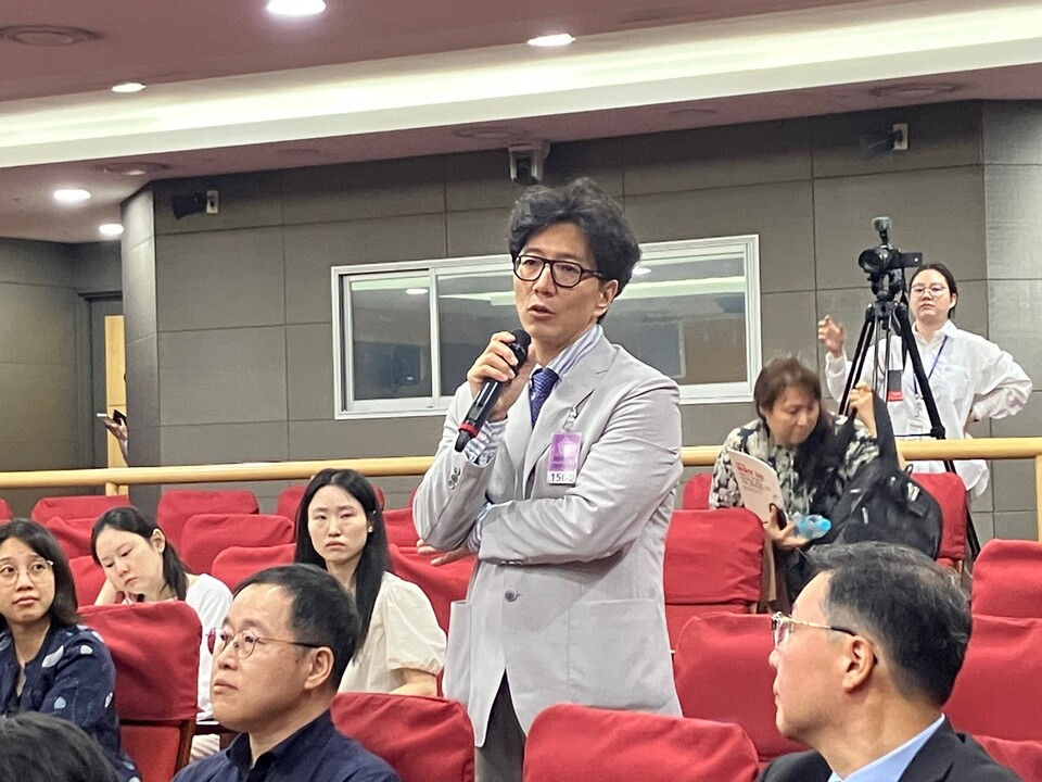 세종충남대병원 이병국 신생아중환자실장은 이날 당직을 서고 토론회 참석을 위해 서울로 오는 길에도 치료 중인 신생아 걱정에 몇 번을 후회했다고 했다. 이 실장은 토론회가 끝난 직후 세종충남대병원 신생아중환자실로 향했다(ⓒ청년의사). 