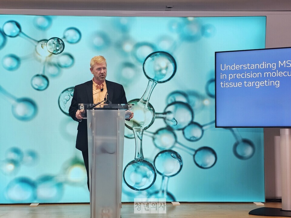 15일(현지시간) 열린 MSD ESMO 2024 언론 브리핑에서 스콧 에빙하우스(Scott Ebbinghaus) 부사장이 발표하고 있다.