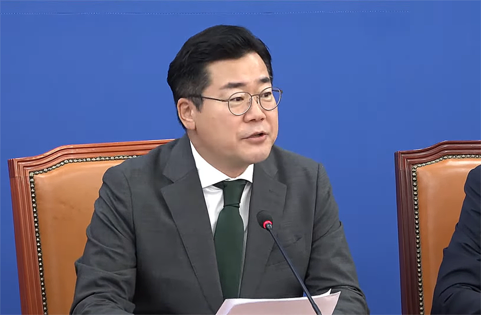 더불어민주당 박찬대 원내대표는 24일 오전 국회에서 열린 원내대책회의에서 윤석열 대통령과 국민의힘을 향해 만찬 회동에서 의료대란 대책을 마련하라고 촉구했다(민주당 유튜브채널 '델리민주' 중계 화면 갈무리).